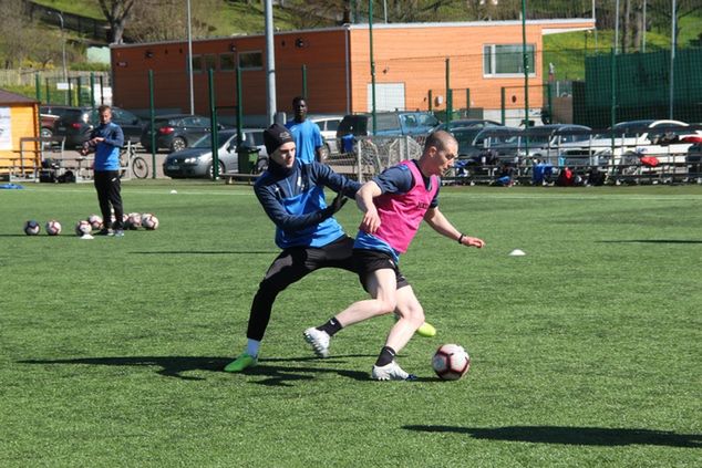 Jeremiah Dąbrowski (przy piłce) podczas treningu w JK Viljandi Tulevik (fot. Materiały Prasowe/JK Viljandi Tulevik)