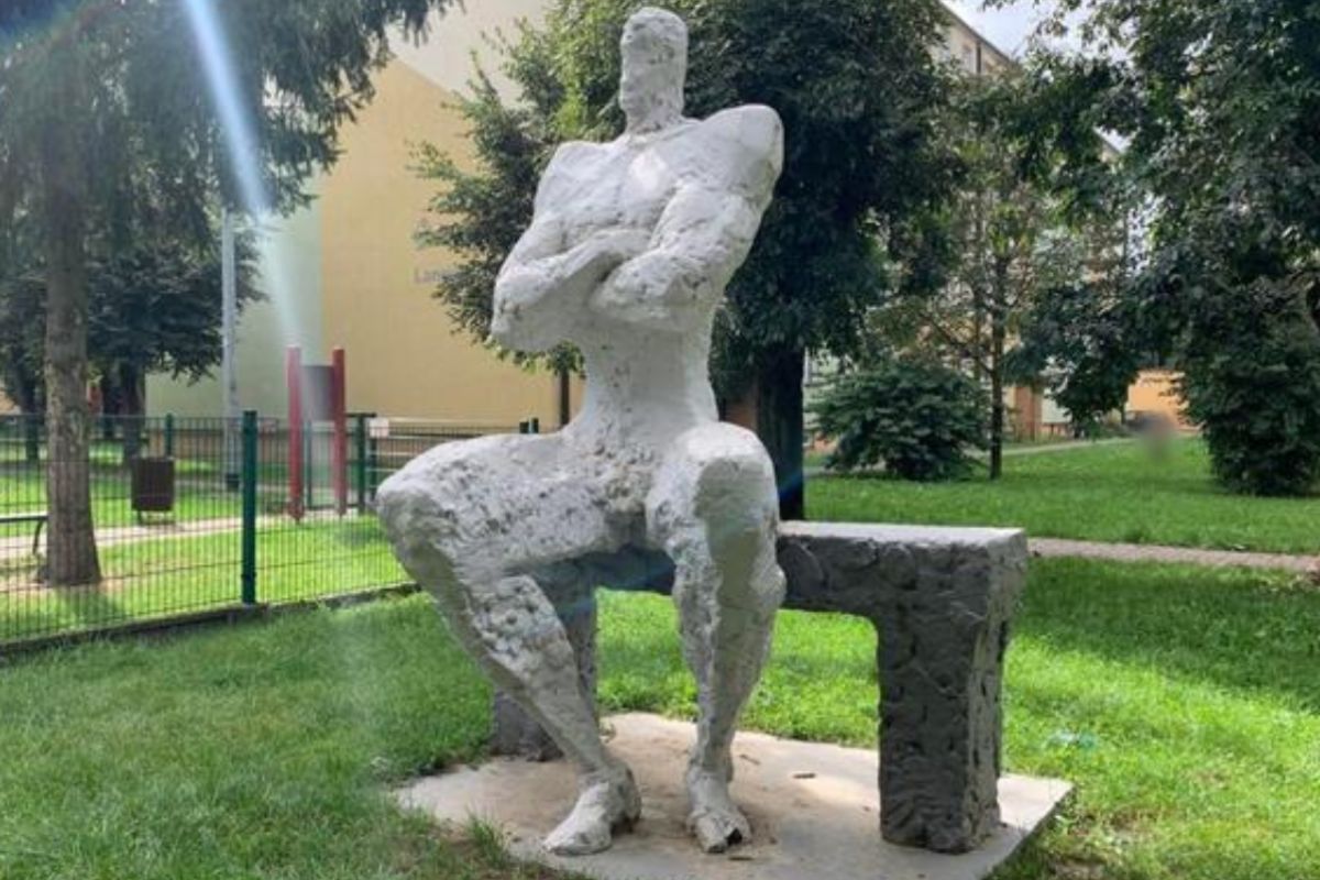 Chcą usunąć obsceniczne rzeźby. Wojna na petycje