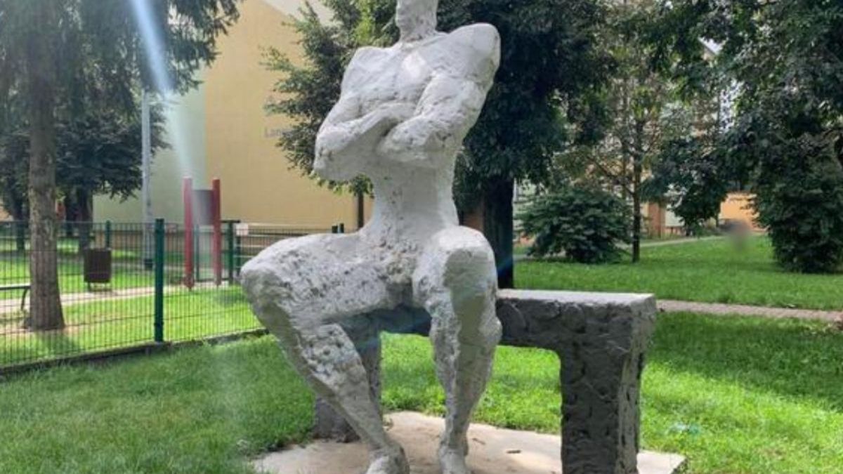 "Obsceniczna" rzeźba przy ul. Traugutta 21 w Sanoku.