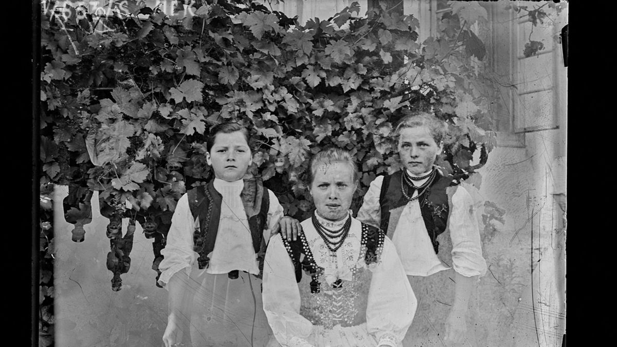 Niesamowite zdjęcie sprzed lat. Trzeba się uważnie przyjrzeć, by odkryć tajemnicę