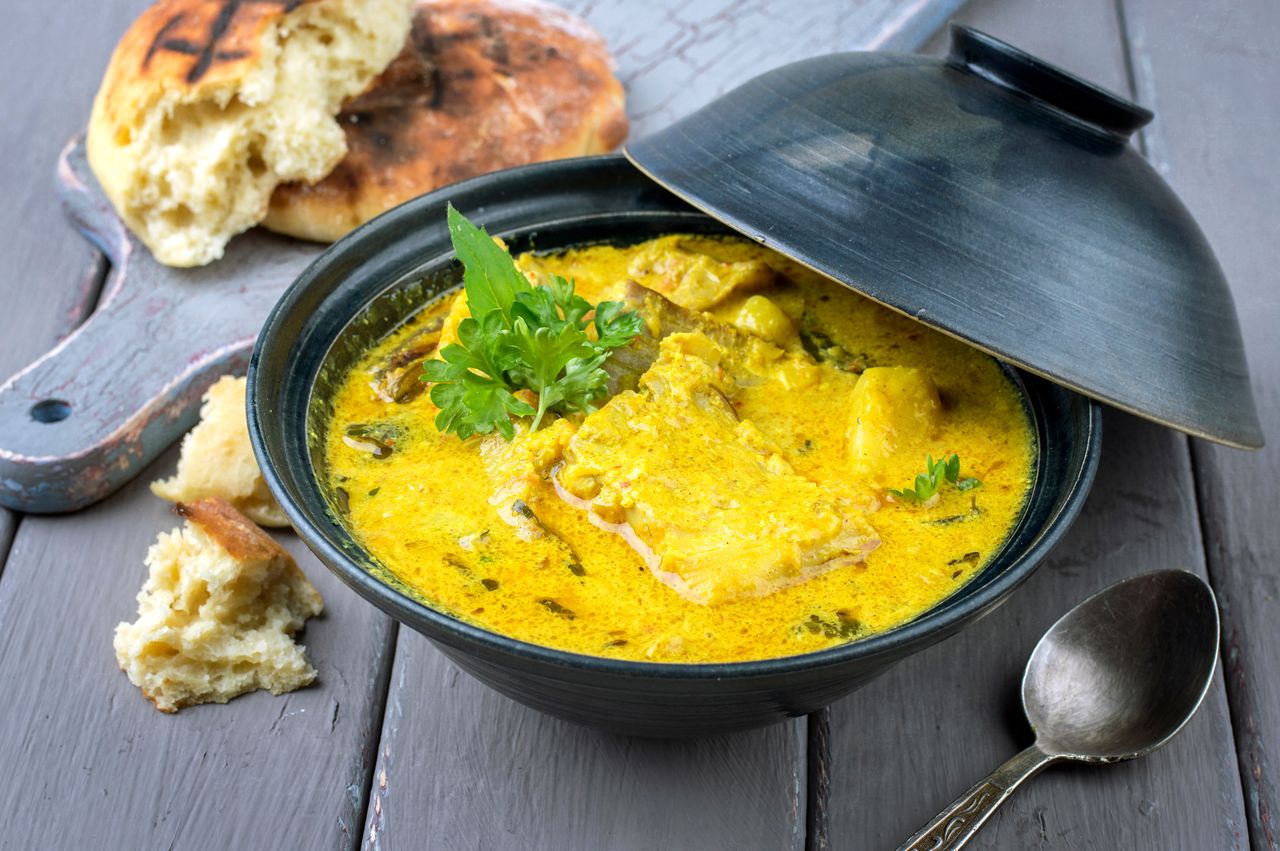 Żółte curry z rybą i fasolką szparagową