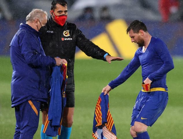 Messi zmienia przemoczony strój. Fot Getty Images