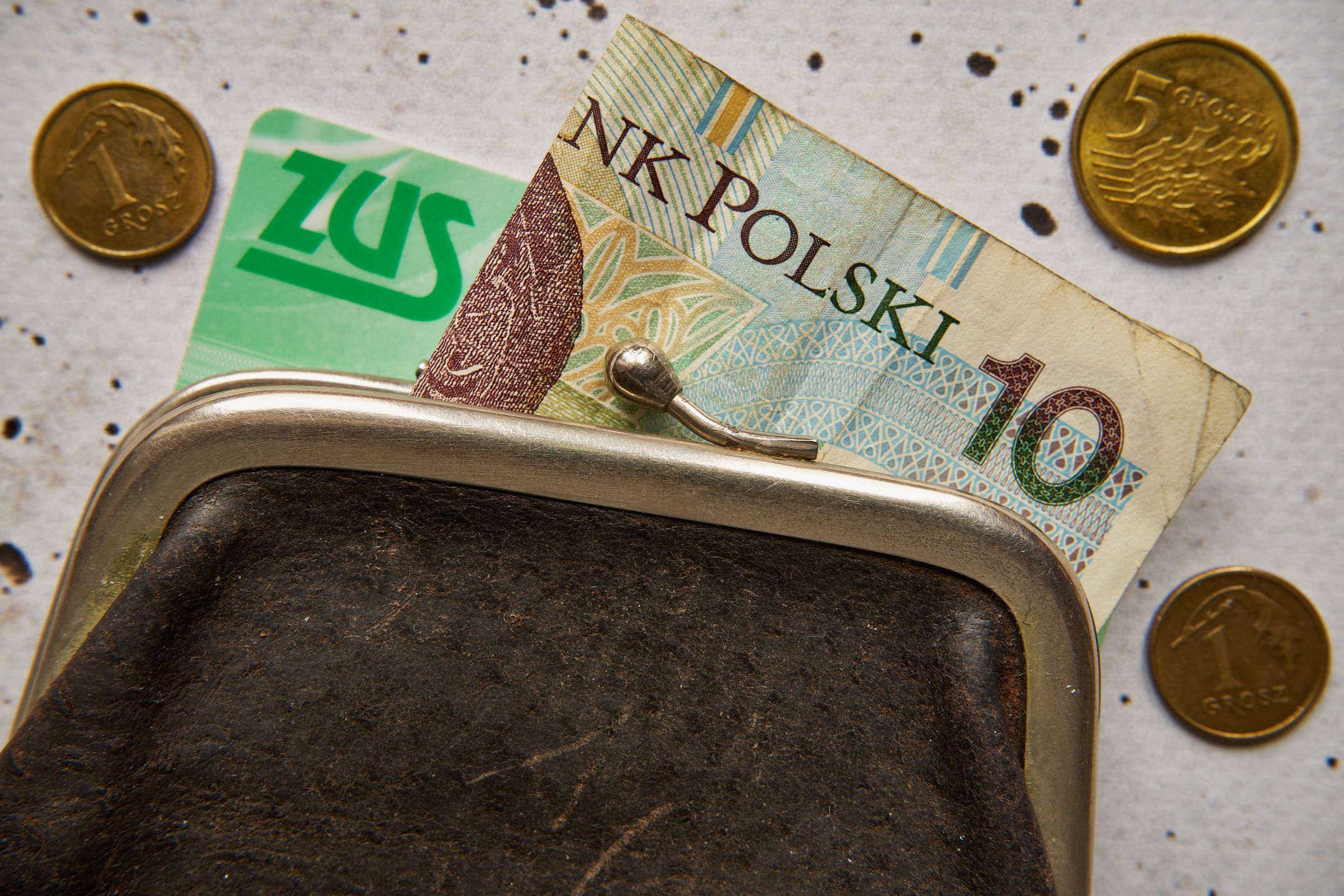 emerytura, renta, zus, legitymacja, dokument, polski banknot, banknot, banknoty, polskie, polski, zloty, pln, polska, waluta, polska waluta, polskie monety, monety, moneta, finanse, gospodarka, ubezpieczenie, emerytalne, portmonetka, czarna, biznes, grosz, bieda, recesja, wiek, emerytalny, kobieta, przed emerytalne, nikt, poziomo, beton, europa