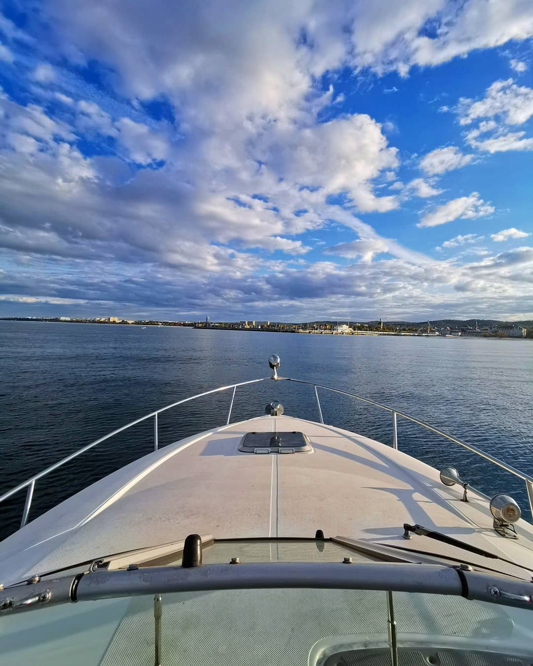 Kuba Wojewódzki nad morzem