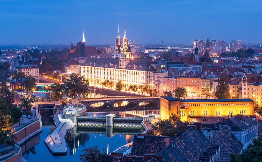Fotograf mieszka we Wrocławiu od 7 lat. Od pierwszych chwil spędzonych w tym mieście rozpoczął uwiecznianie jego inspirujących widoków. Sam mówi, że najczęściej można go spotkać na dachach i w dziwnych, niedostępnych miejscach, gdzie szuka nowego spojrzenia.