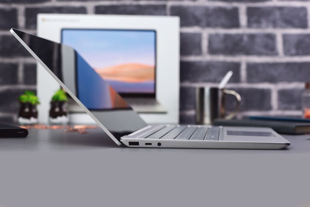 Microsoft Surface Laptop Go rozwarty ekran