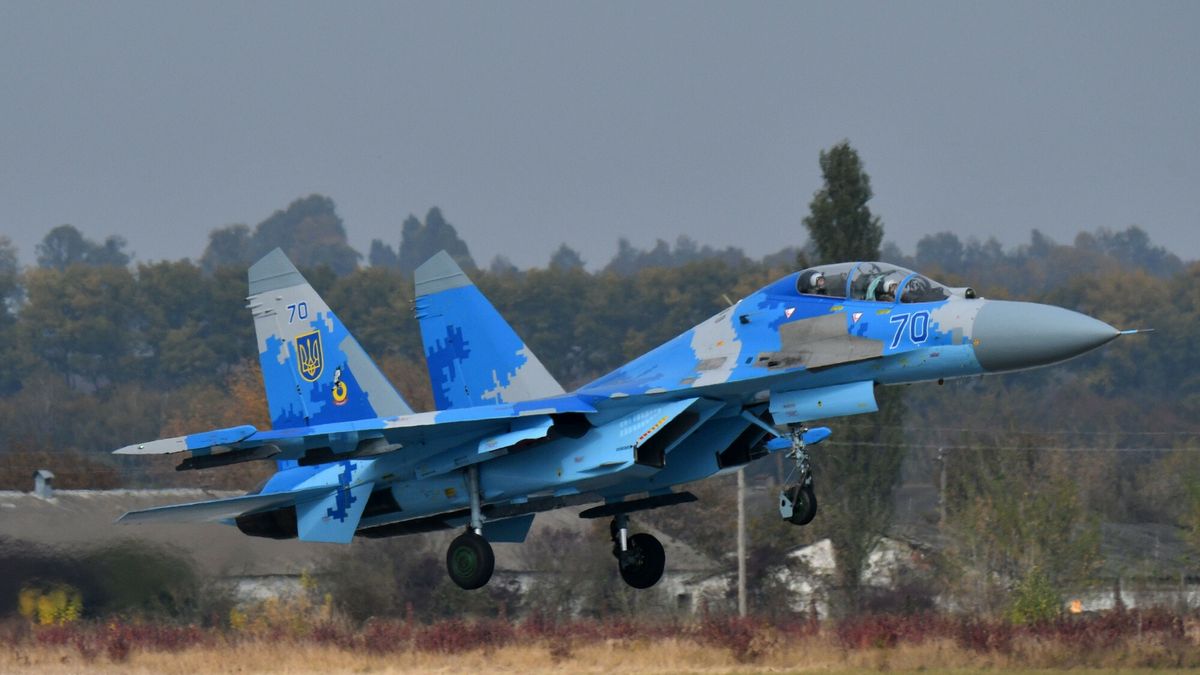 arch32
A picture taken on October 12, 2018 shows the Ukrainian Su-27 UB fighter (Combat Trainer) flights during an air force exercises on Starokostyantyniv military airbase. - Ukraine's general staff said on October 16, 2018 that two pilots died when a Sukhoi fighter jet crashed during military exercises with the United States and other NATO countries. "A Sukhoi-27 plane crashed at around 5:00 pm local time (1400 GMT) during a training flight," the general staff said on its Facebook page, adding that "the bodies of the two pilots have been found." (Photo by Genya SAVILOV / AFP)
GENYA SAVILOV