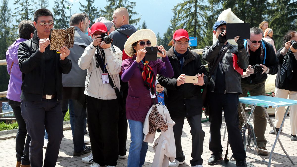 Japońska wycieczka w Tatrach. Zagraniczni turyści przed kryzysem zostawiali w Polsce ok. 34,5 mld zł.