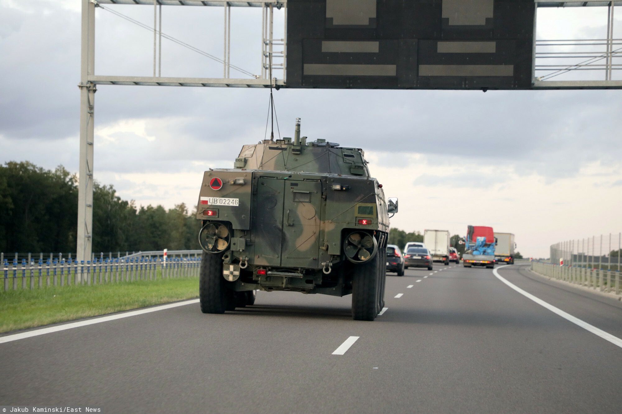 Stan wyj?tkowy na granicy z Bia?orusi?Fot. Jakub Kaminski/East News, S8, 02.09.2021. Granica polsko-bialoruska. Prezydent wydal 2 bm. rozporzadzenie o wprowadzeniu 30-dniowego stanu wyjatkowego na obszarze czesci wojewodztwa podlaskiego i lubelskiego. N/z pojazdy wojskowe na S8 w keirunku Bialegostoku, w drodze na granice.Jakub Kaminski