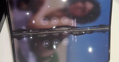 Przybywa zgłoszeń o pękających Galaxy Z Fold 3. Akurat po gwarancji