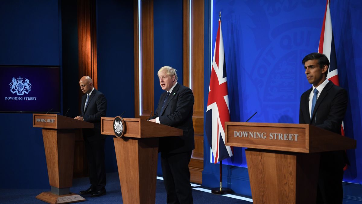 Na zdjęciu od lewej: Sajid Javid, Boris Johnson i Rishi Sunak w trakcie konferencji w Downing Street