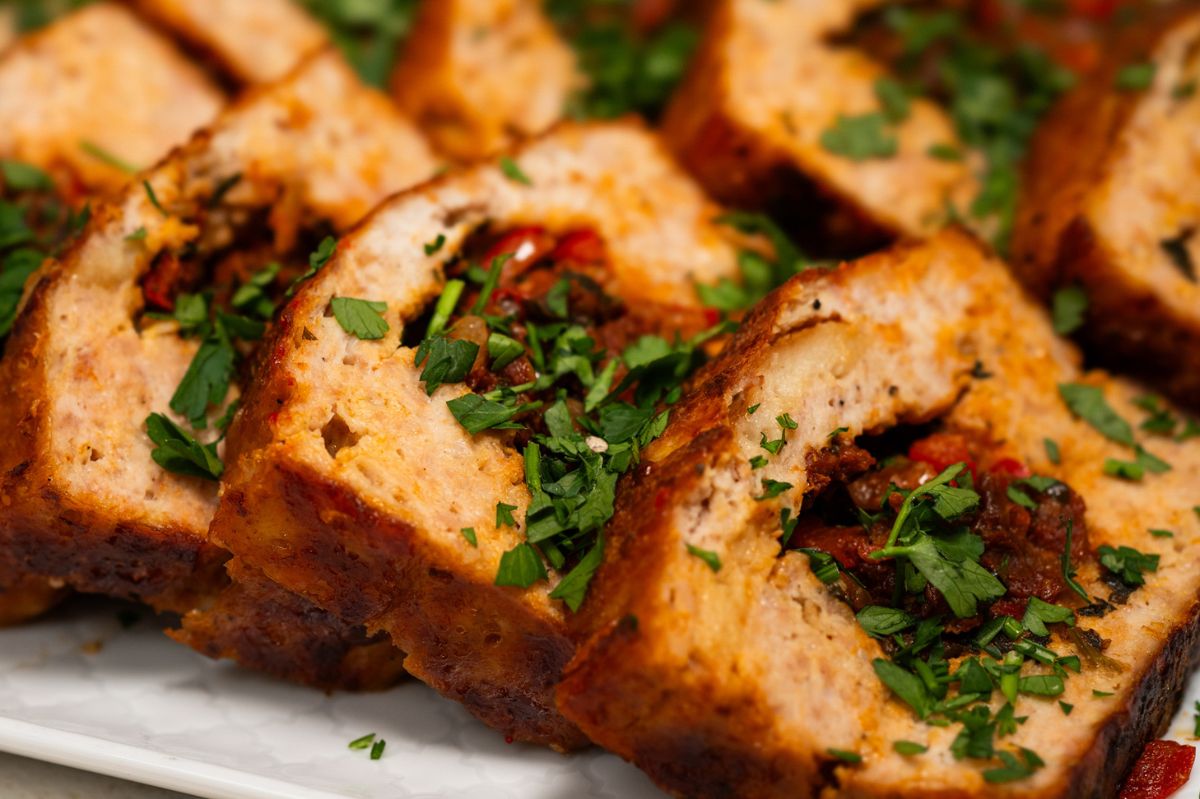 W drobiowym klopsie ukryj ciekawą niespodziankę. Każdy, kto go spróbuje, poprosi o przepis