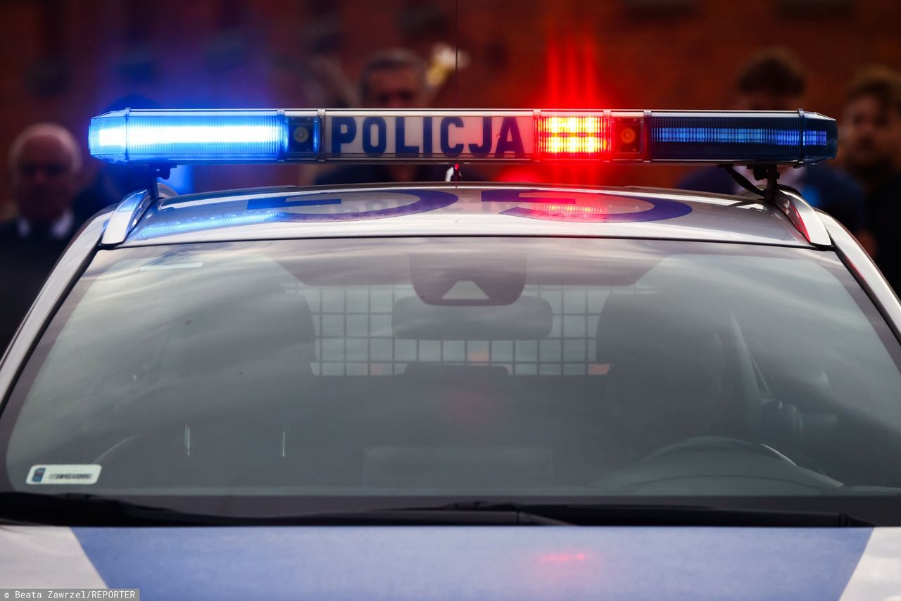 7-latek uruchomił auto, potrącił młodszą siostrę. Dziecko w szpitalu