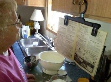 Wykorzystaj wieszak na ubrania do przytrzymywania książki kucharskiej podczas gotowania.