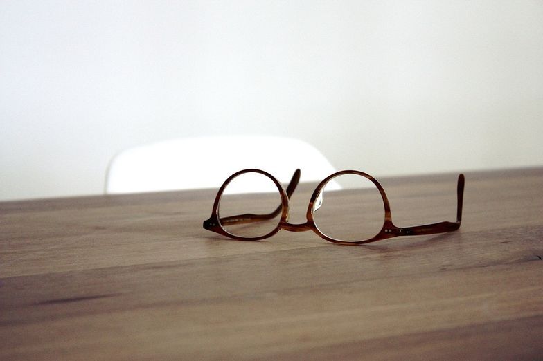 Dofinansowanie zakupu okularów korekcyjnych to w pewnych okolicznościach obowiązek pracodawcy