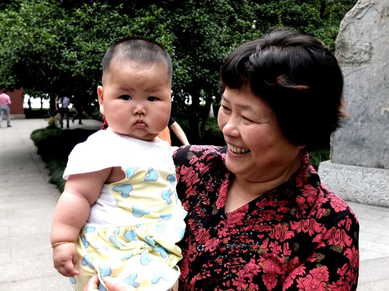 Chińskie władze rezygnują z polityki jednego dziecka na rzecz dwójki. Powód? Problemy demograficzne, dokładnie: starzejące się społeczeństwo. Pytanie jednak czy chińskie pary - choć będą mogły, będą chciały?