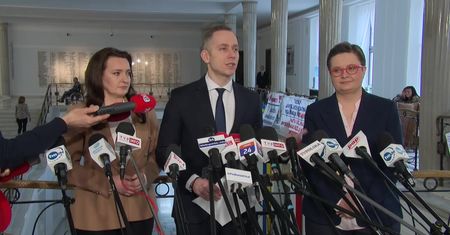 “Wyborcza”: władza potajemnie zniszczyła “pakiety Sasina”. Koalicja Obywatelska zapowiada wniosek do prokuratury