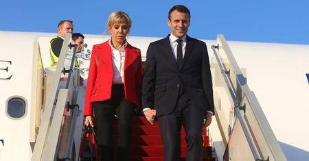 Szczęśliwa Brigitte Macron towarzyszy mężowi podczas wizyty w Tunezji (ZDJĘCIA)
