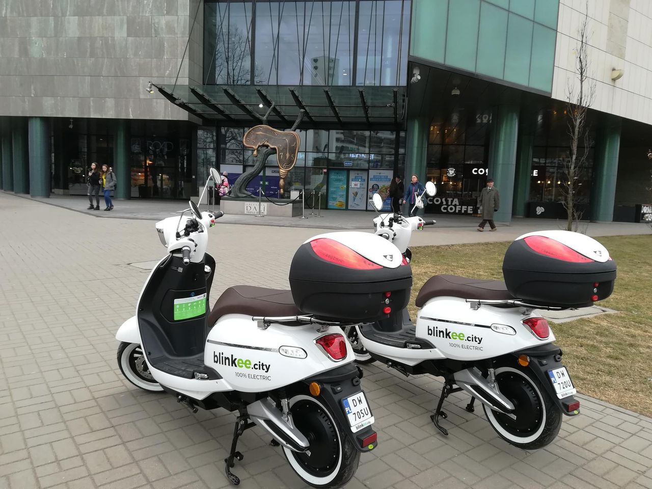 Polacy oszaleli na punkcie elektrycznych skuterów na minuty. Zobacz czy łatwo je wynająć i jak się tym jeździ