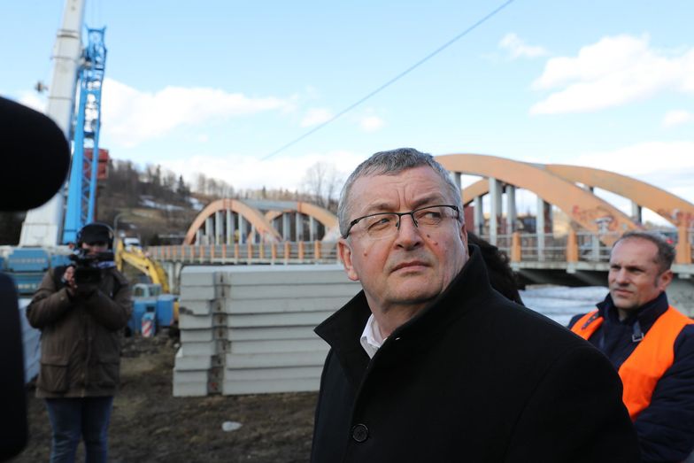Minister infrastruktury Andrzej Adamczyk odwiedził plac budowy nowego mostu na Zakopiance