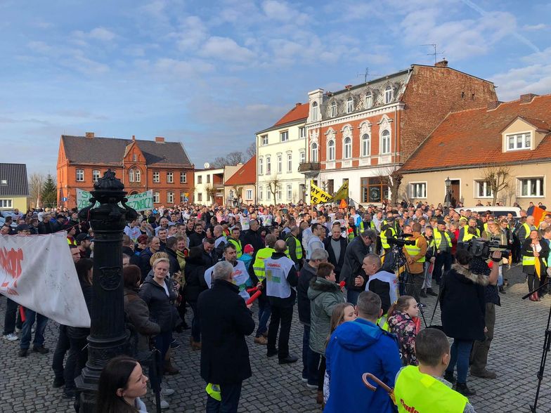 Kilkaset osób wyszło w niedzielę na rynek w Zbąszyniu. Pikietowali, bo walczą o podwyżki w fabryce Ikea