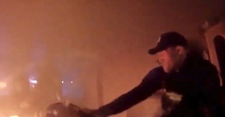 Policjanci z Płocka wyciągnęli z płonącego mieszkania dwóch mężczyzn i zapobiegli możliwemu wybuchowi [VIDEO]