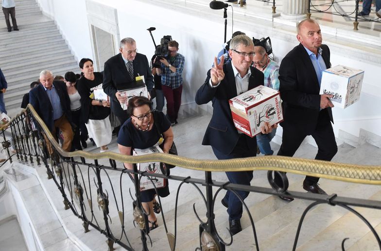 Związkowcy podczas zgłaszania projektu ustawy o zakazie handlu w niedziele