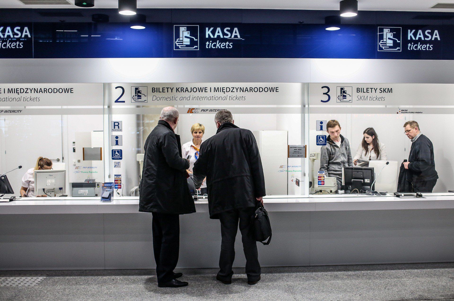 Seniorzy nie muszą obawiać się wycofania kartonowych biletów na SKM