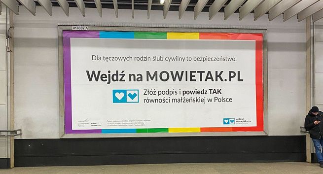 Miłość Nie Wyklucza stawia w Polsce billboardy z apelem o wprowadzenie równości małżeńskiej