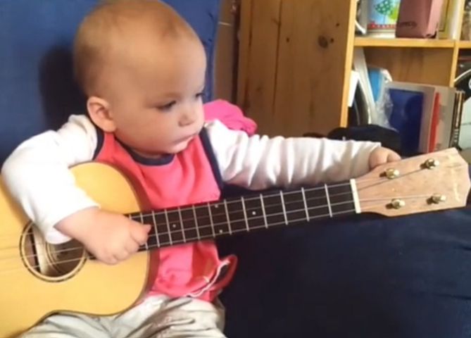dziecko z gitarą