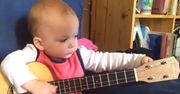 Małe dziecko pierwszy raz wzięło do rąk gitarę i zaczęło grać. “Teraz wierzę w reinkarnację”
