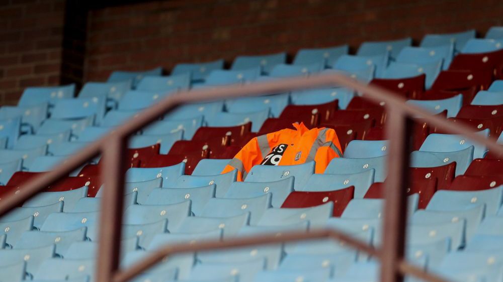 Zdjęcie okładkowe artykułu: Getty Images / Matthew Ashton - AMA / Contributor / Na zdjęciu: kurtka stewarda na stadionie Aston Villi - na cześć Rona Smitha, ojca trenera Deana Smitha