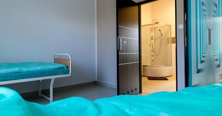 Prywatna izba wytrzeźwień z salkami VIP działa na Śląsku. Tymczasem samorządowe izby są zamykane