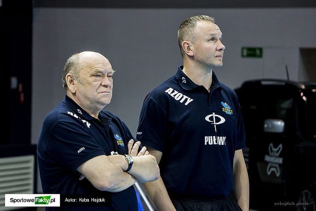 Ryszard Skutnik nie jest już trenerem Azotów. Drużynę poprowadzi jego dotychczasowy asystent Marcin Kurowski (z prawej).