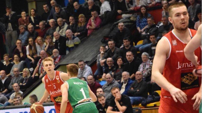 Materiały prasowe / Jamalex Polonia Leszno / Jakub Kobel (z piłką) w barwach Jamalex Polonii