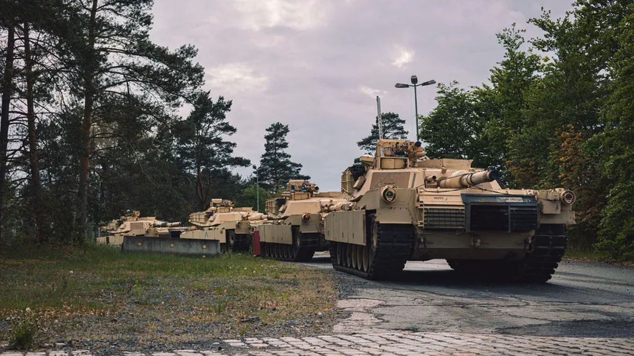 Czołgi M1A1 Abrams podczas szkolenia w Niemczach, przed transferem do Ukrainy