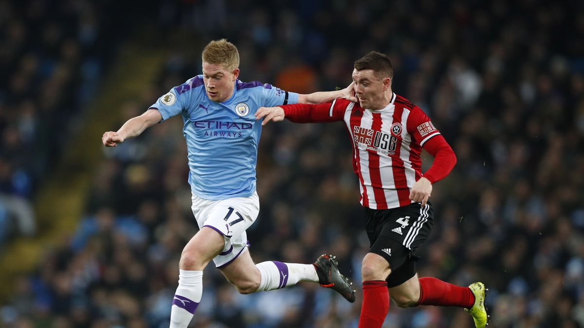 Kevin de Bruyne (z lewej) i John Fleck (z prawej)