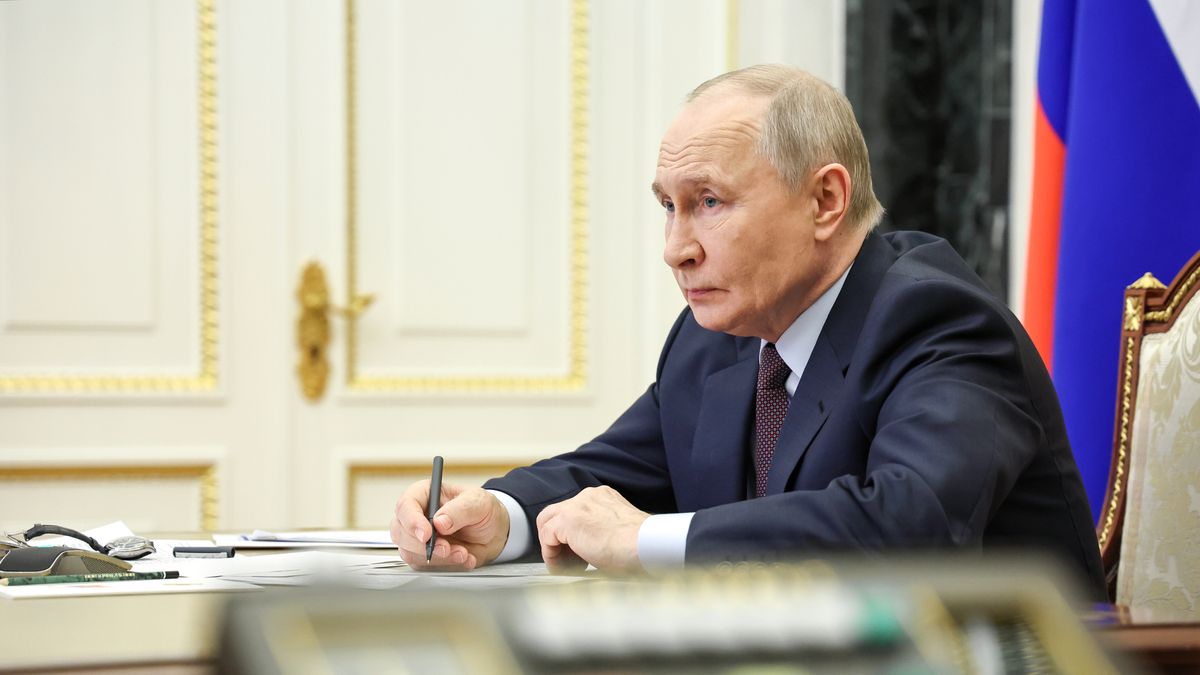 ussian President Vladimir Putin chairs a meeting with members of the Russian government
epa12909434 Russian President Vladimir Putin chairs a meeting with members of the government via videoconference at the Kremlin in Moscow, Russia, 23 April 2026.  EPA/ALEXANDER KAZAKOV/SPUTNIK/KREMLIN POOL MANDATORY CREDIT 
Dostawca: PAP/EPA.
ALEXANDER KAZAKOV/SPUTNIK/KREMLIN POOL
MEETING, MEDIA, PRESS