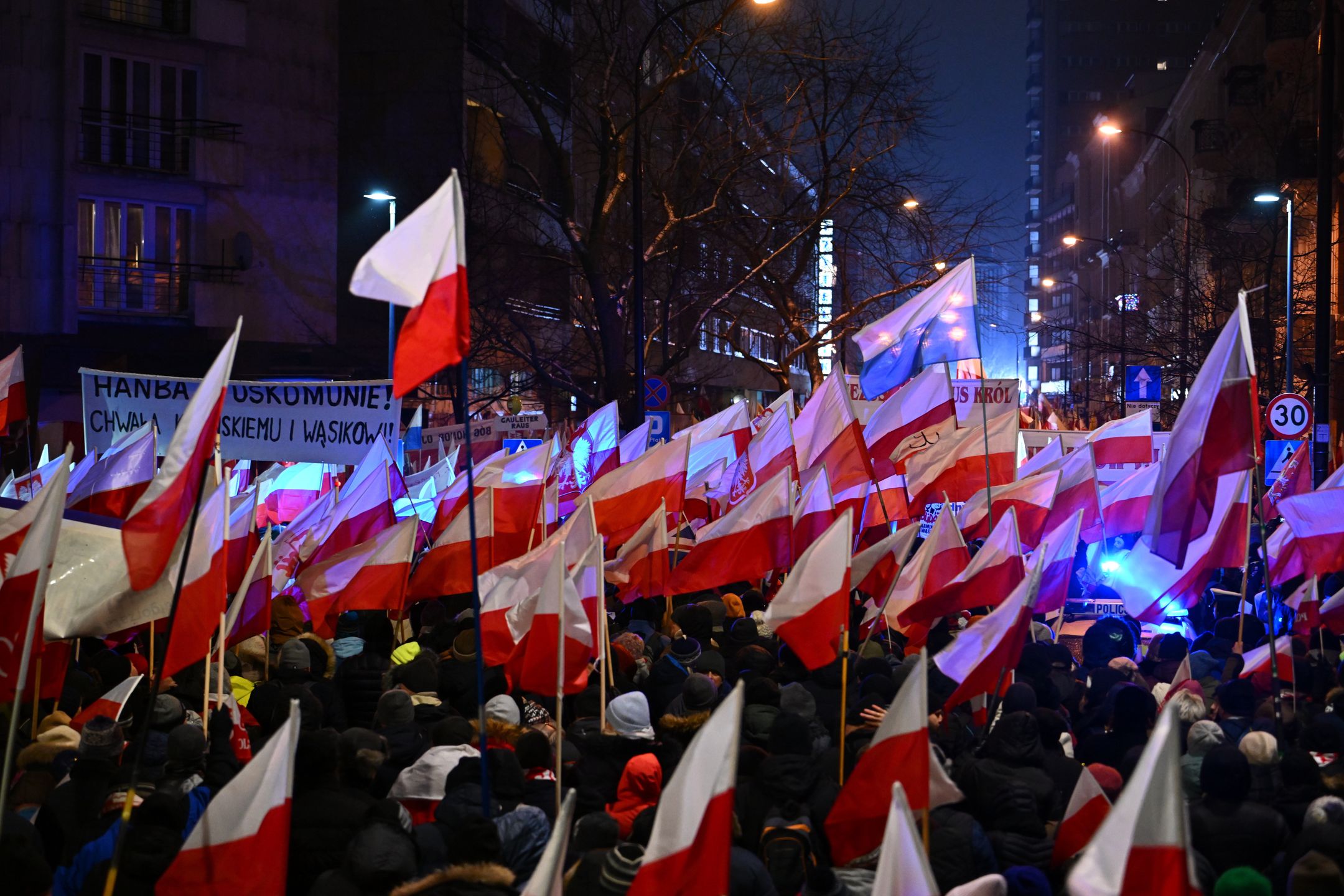 Warszawa, 11.01.2024. Organizowana przez Prawo i Sprawiedliwości manifestacja ph. "Protest Wolnych Polaków" pod siedzibą Sejmu w Warszawie, 11 bm. Podczas protestu głos mają zabrać m.in. lider PiS Jarosław Kaczyński, były premier Mateusz Morawiecki i szef klubu PiS Mariusz Błaszczak. Następnie uczestnicy demonstracji udadzą się na Plac Powstańców przed siedzibę TVP. (ad) PAP/Przemysław Piątkowski