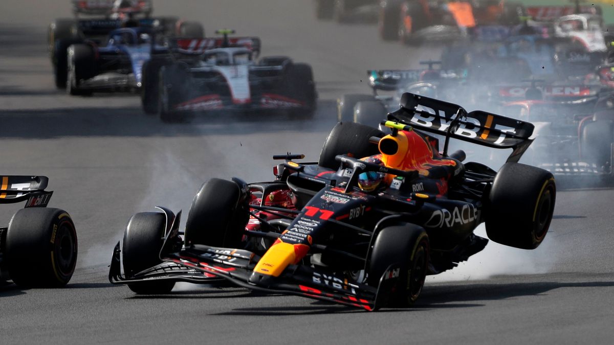 Accident after the start of the Mexican Grand Prix