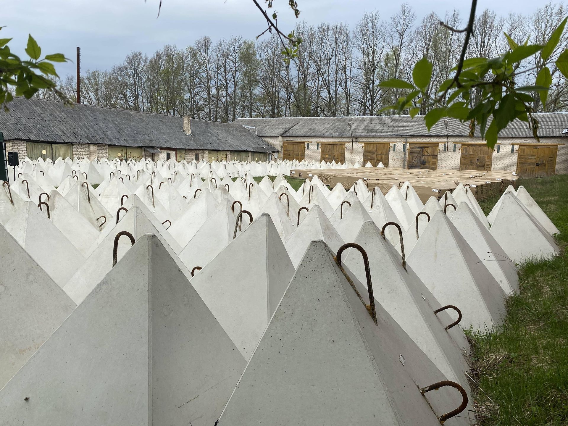 Wzdłuż granicy rozstawiane są tzw. zęby smoka...