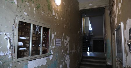 Koszalin. Makabryczne odkrycie na klatce schodowej