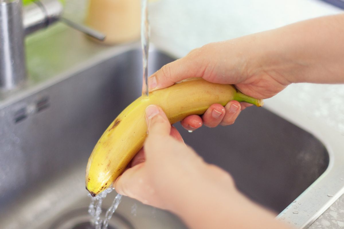 Czy trzeba myć skórkę bananów?