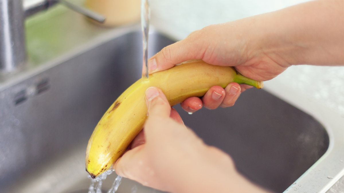 Czy trzeba myć skórkę bananów?