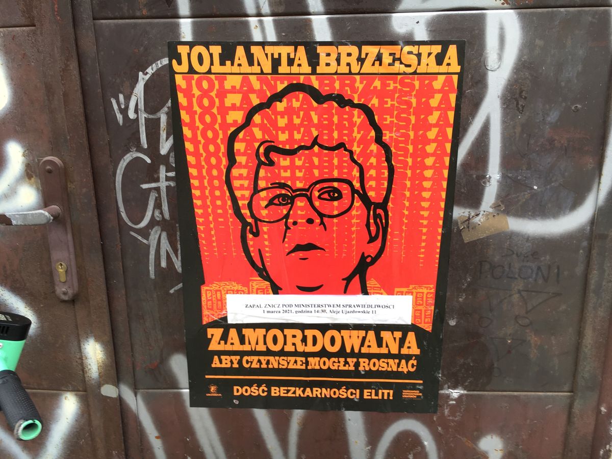 Warszawa. W wielu miejscach zawisły plakaty, przypominające rocznicę śmierci Jolanty Brzeskiej