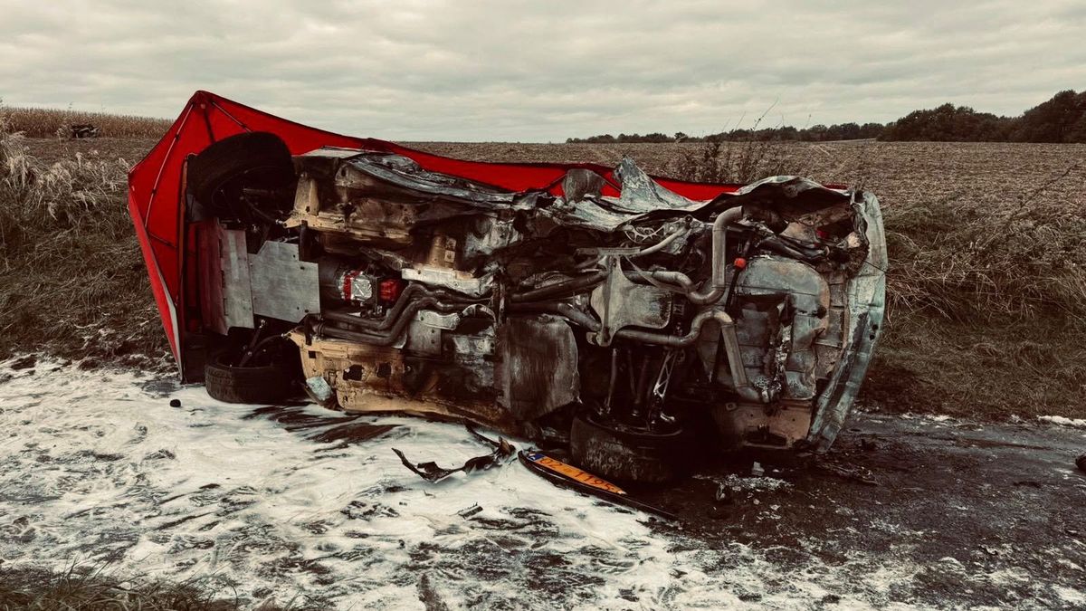 Facebook / Opolska-Policja-100069098924216 / Na zdjęciu: samochód załogi nr 112 po wypadku na Rajdzie Nyskim