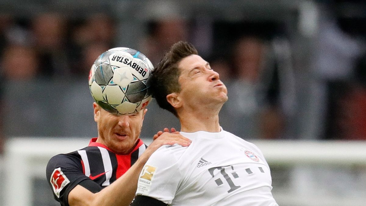 Na zdjęciu od lewej: Martin Hinteregger i Robert Lewandowski