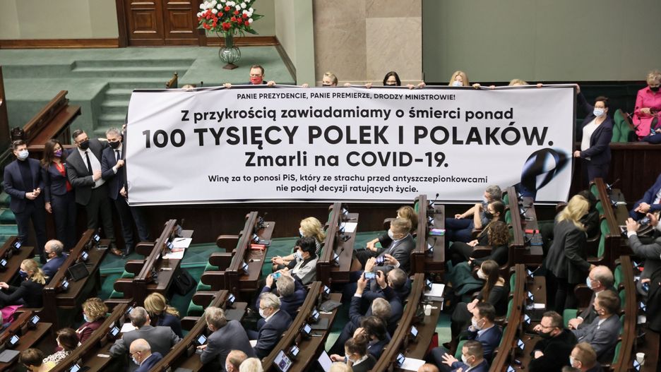 obrady SejmuWarszawa, 12.01.2022. Pos�owie na sali obrad w Sejmie w Warszawie, 12 bm. Ni�sza izba parlamentu zajmie si� m.in. projektem nowelizacji ustawy o podatku od towar�w i us�ug. (amb) PAP/Leszek Szyma�skiLeszek Szyma�ski9, 9., Dziewi�ta, IX kadencja, IX kadencji, kadencja, kadencji, obrad, Obrady, plenarna, polityk polityka, Polityka, posiedzenie, Posiedzenie Sejmu, posiedze�, sala, sala plenarna, Sala plenarna posiedze� obrad, Sejm, Sejm RP