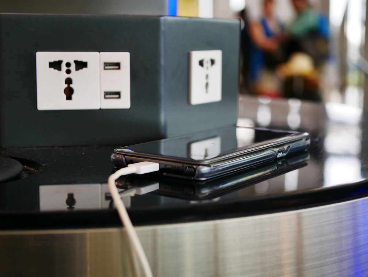 Stacje ładowania telefonów znajdują się na wielu lotniskach 
