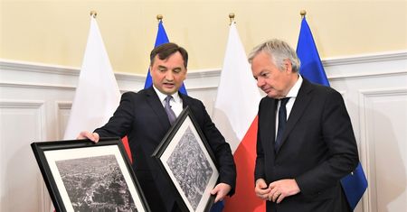 Unijny komisarz "zszokowany". "Polska przekreśliła szanse na miliardy euro"